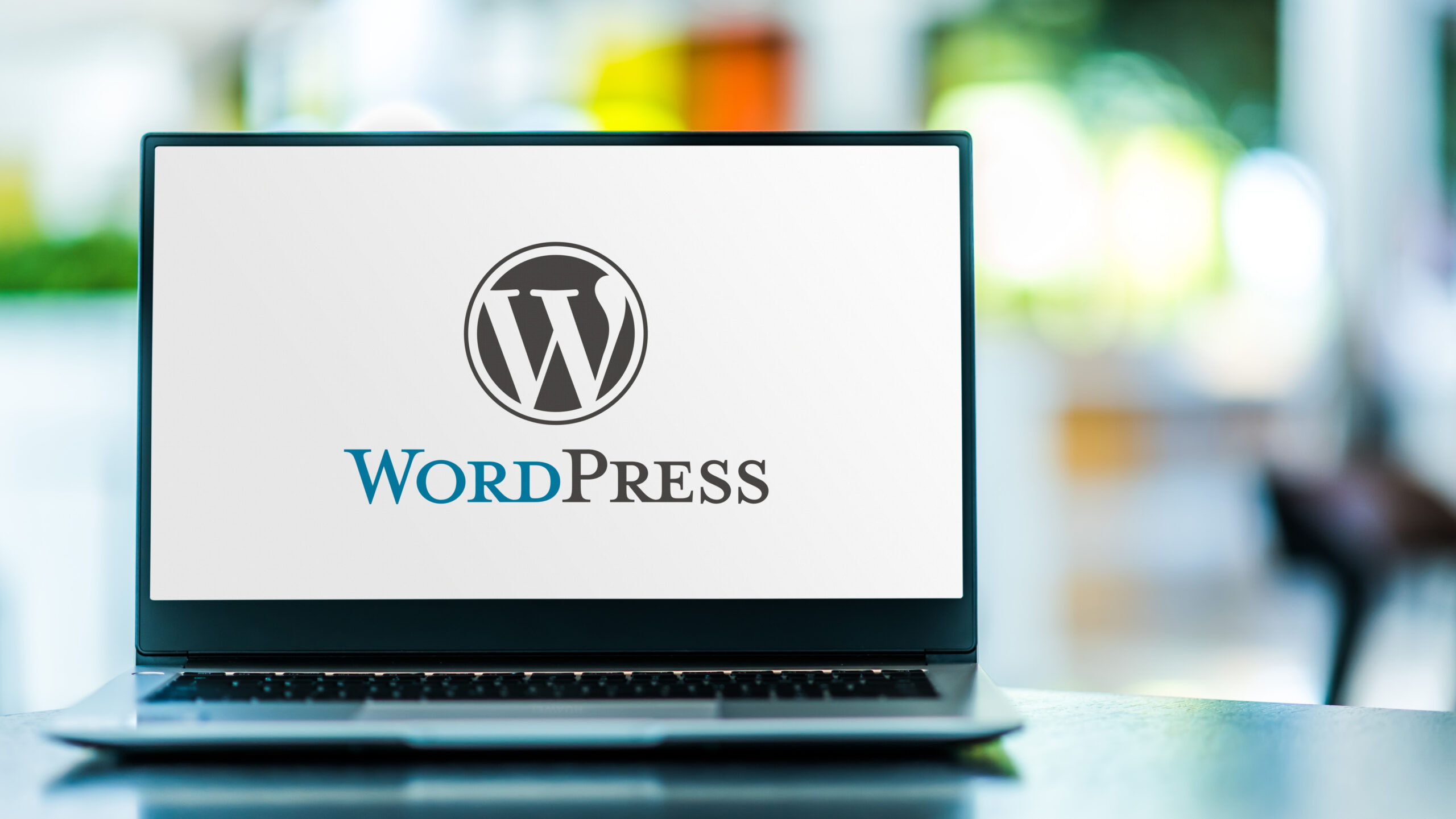 ノートパソコン画面に表示されたWordPressのロゴと文字